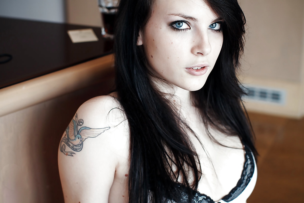 Preciosa joven tatuada de ojos azules
 #15559902