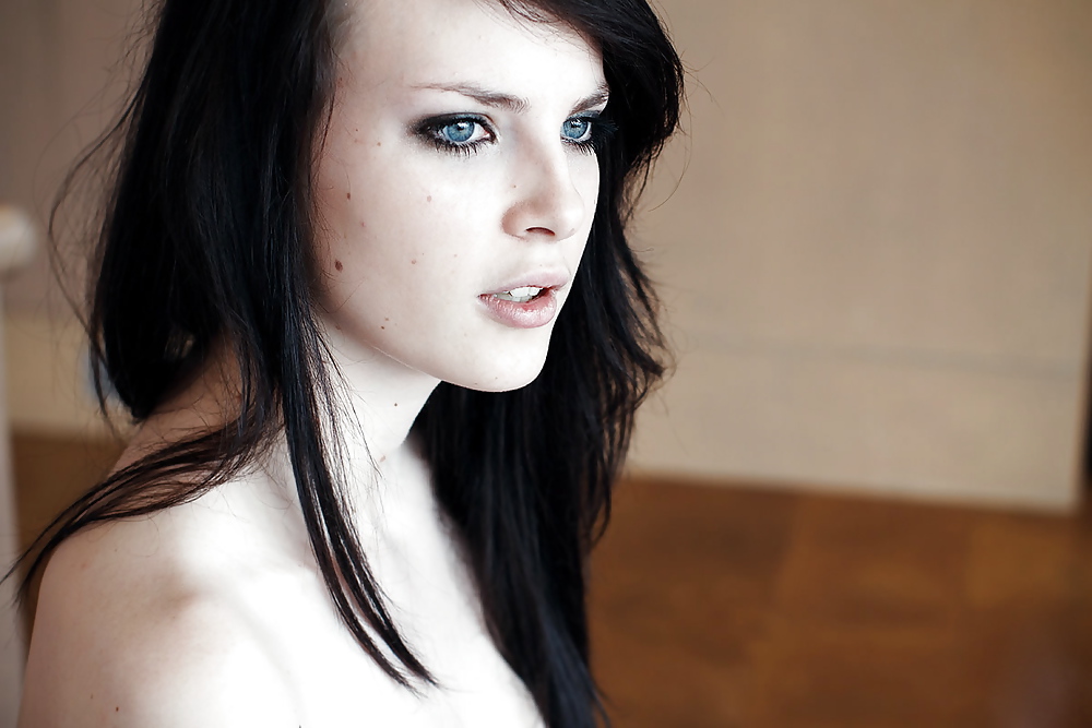Preciosa joven tatuada de ojos azules
 #15559958