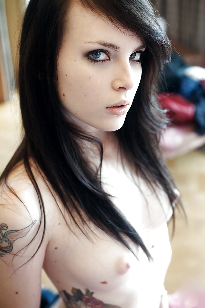 Preciosa joven tatuada de ojos azules
 #15559999