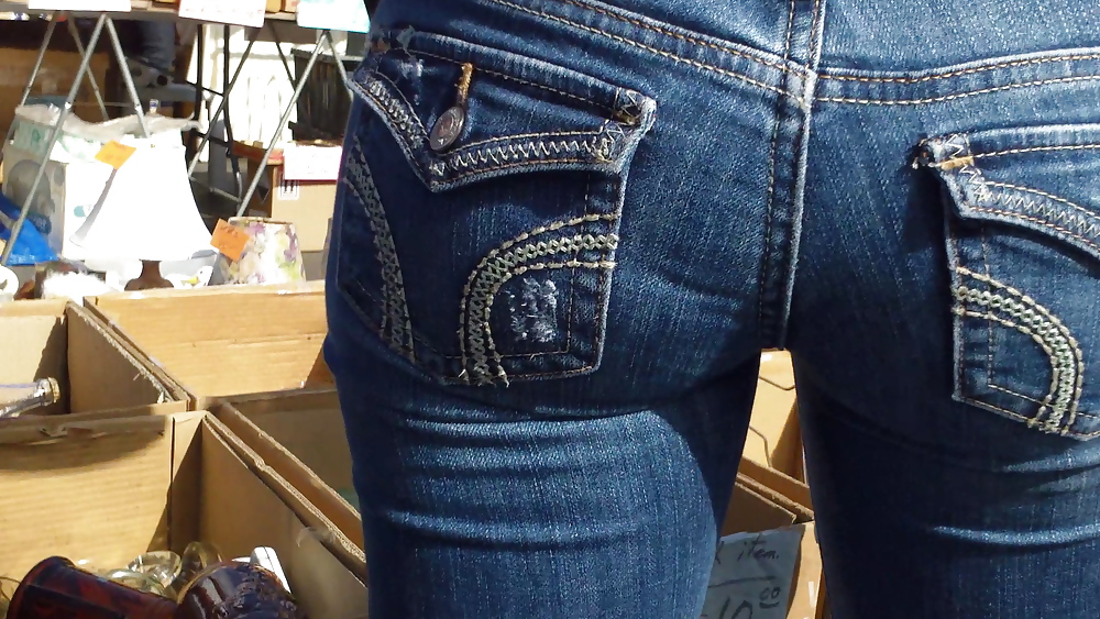 Belle jeune Cul Et Fesses En Blue-jeans Serrés #11355647