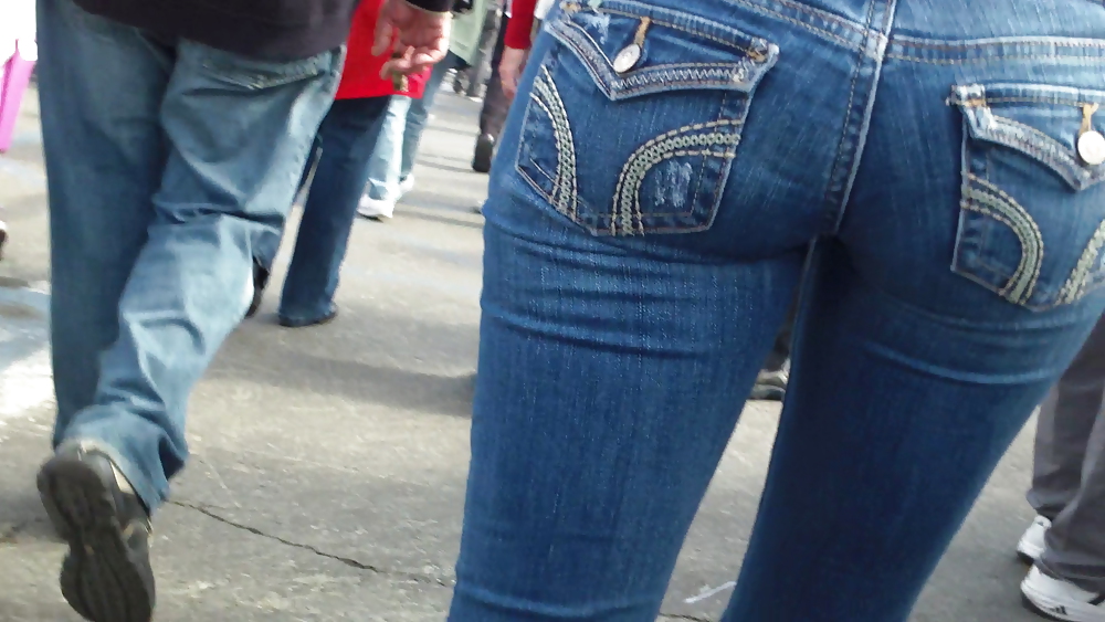 Hermoso culo y trasero de joven en jeans azules ajustados
 #11356203