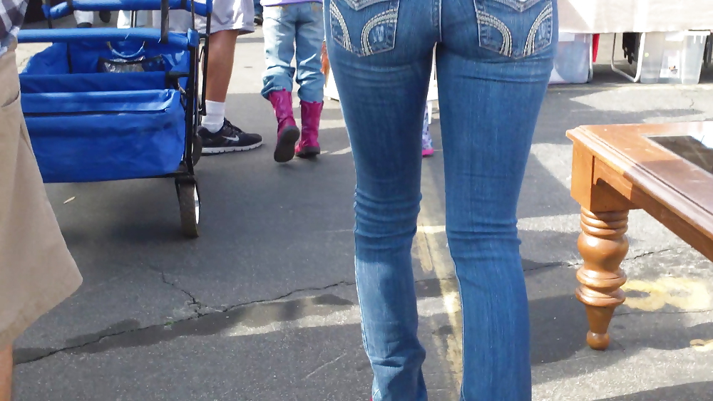 Hermoso culo y trasero de joven en jeans azules ajustados
 #11356327