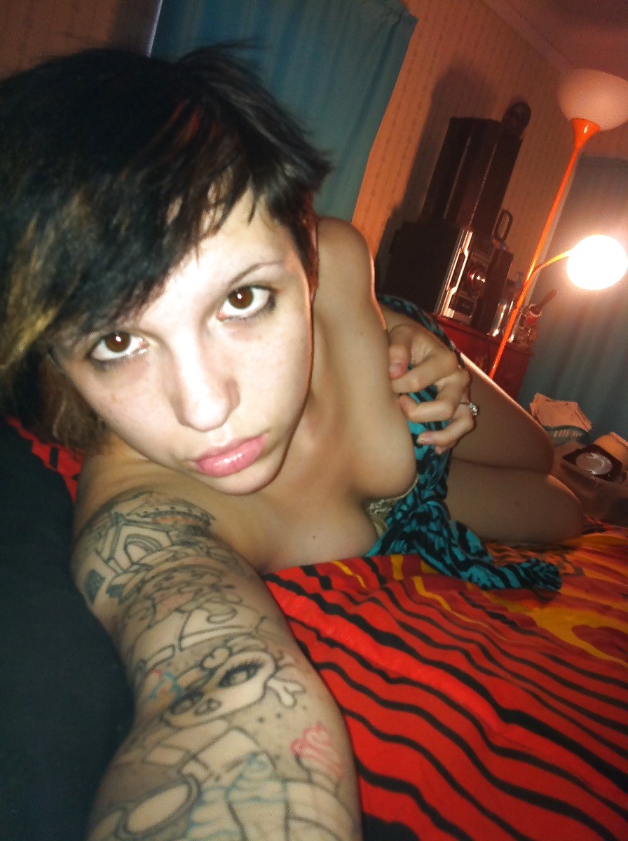 Emo Tattoed Fille Avec Les Cheveux Courts #11762176