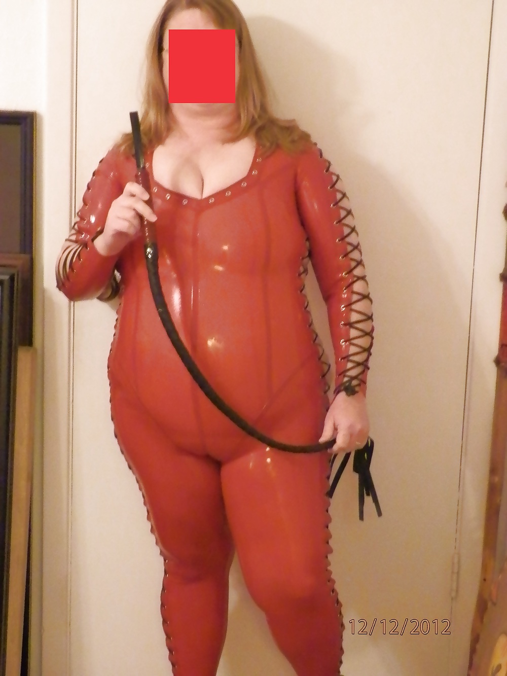 Ama en su catsuit de látex rojo
 #21942100