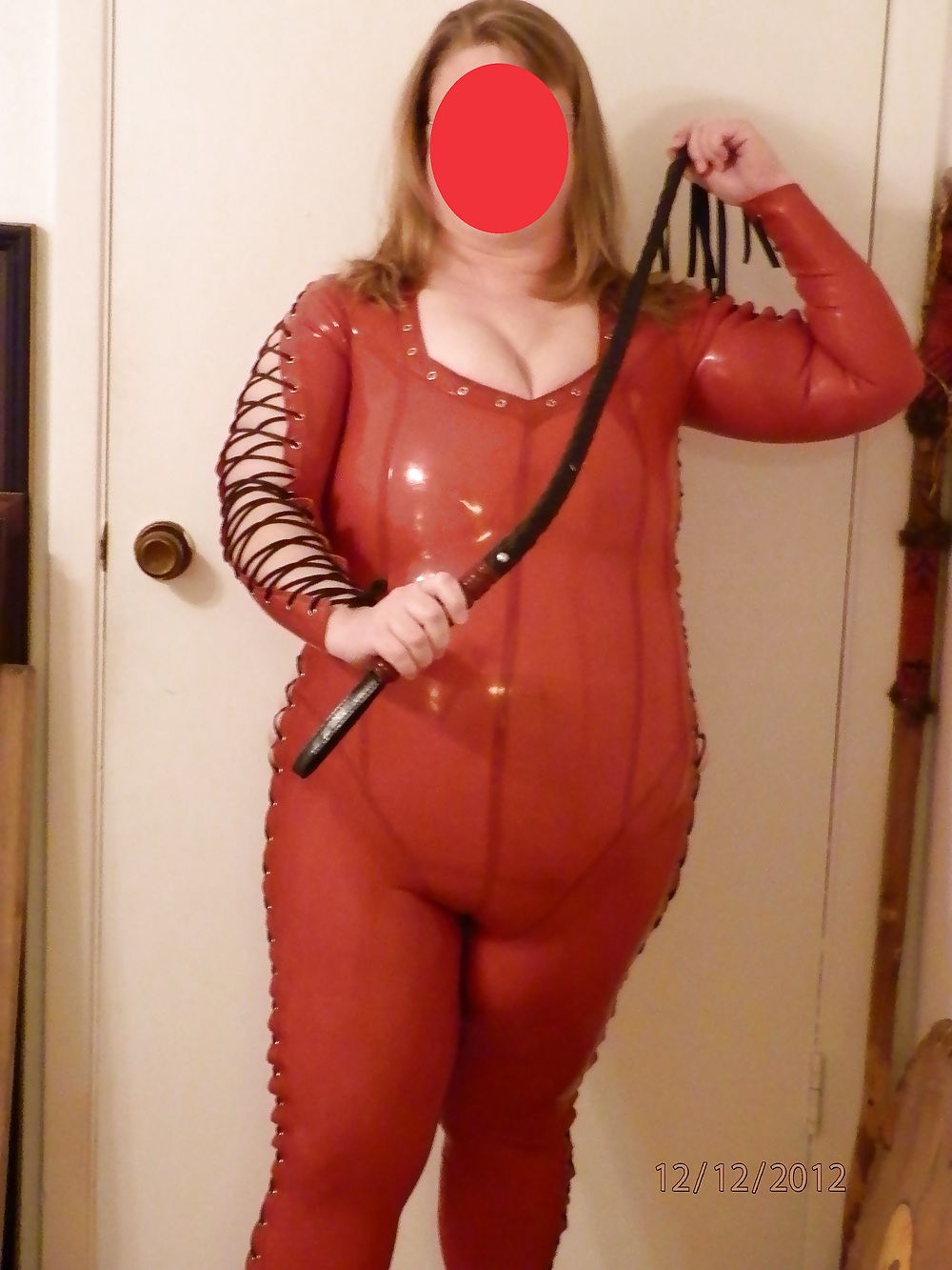 Ama en su catsuit de látex rojo
 #21942106