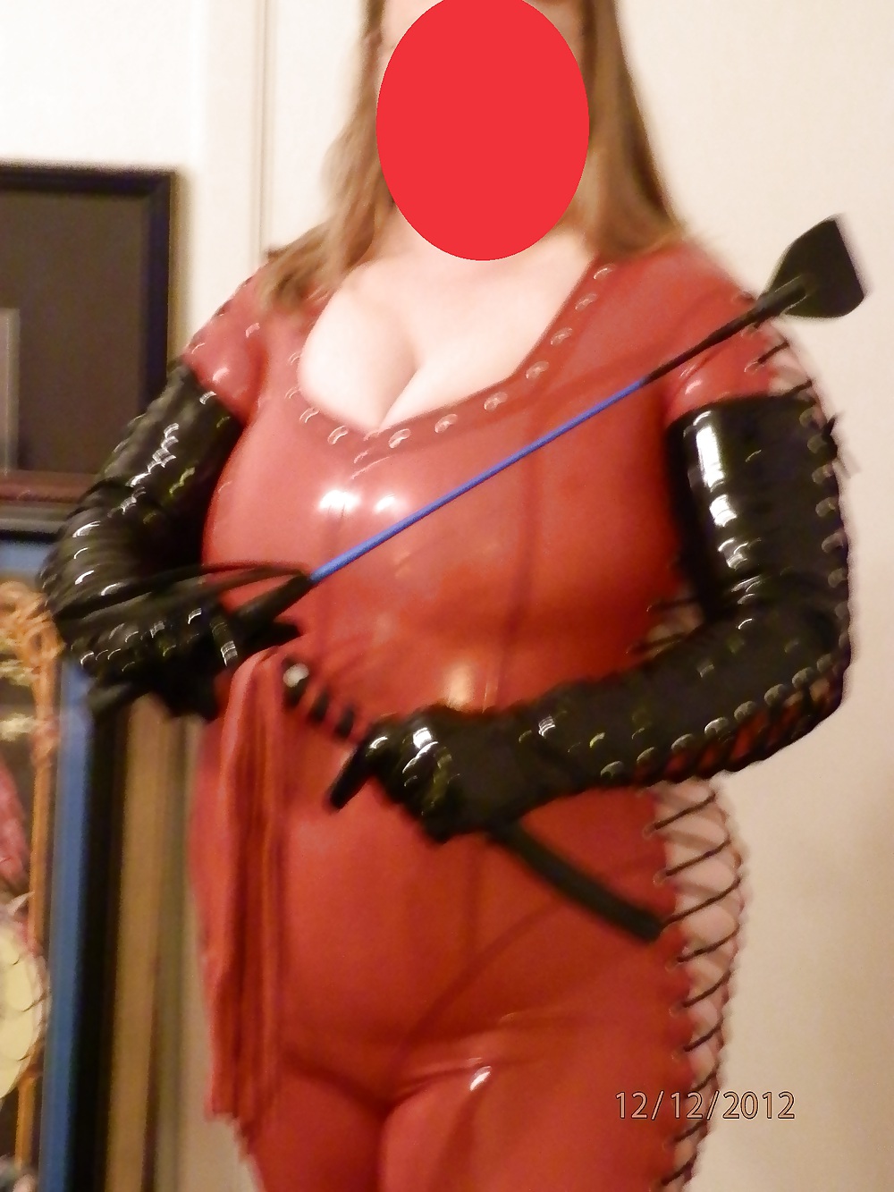 Ama en su catsuit de látex rojo
 #21942158