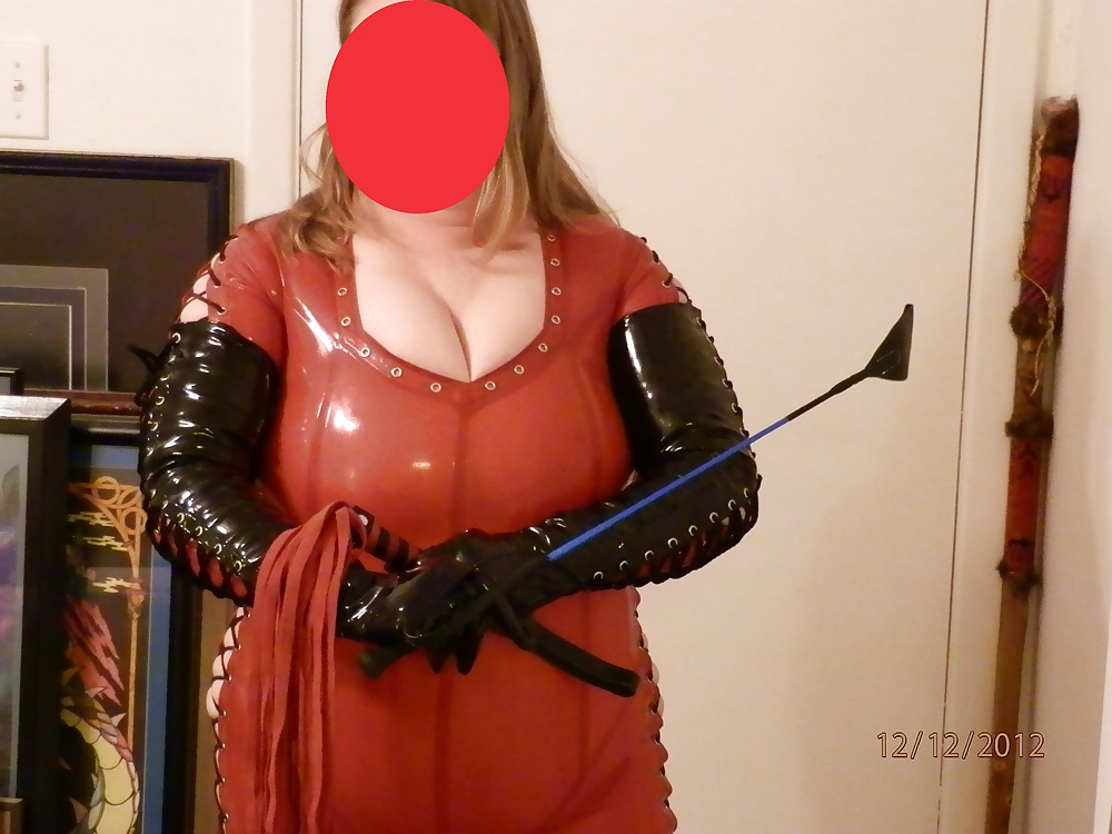 Mistress nel suo catsuit in latex rosso
 #21942164