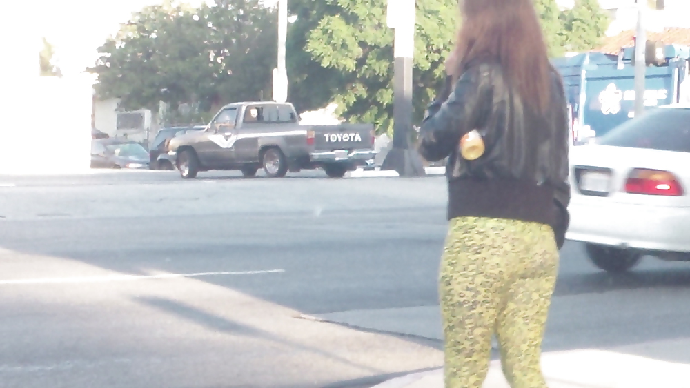 Joven de la esquina de la calle culo y culo en mallas
 #22751735