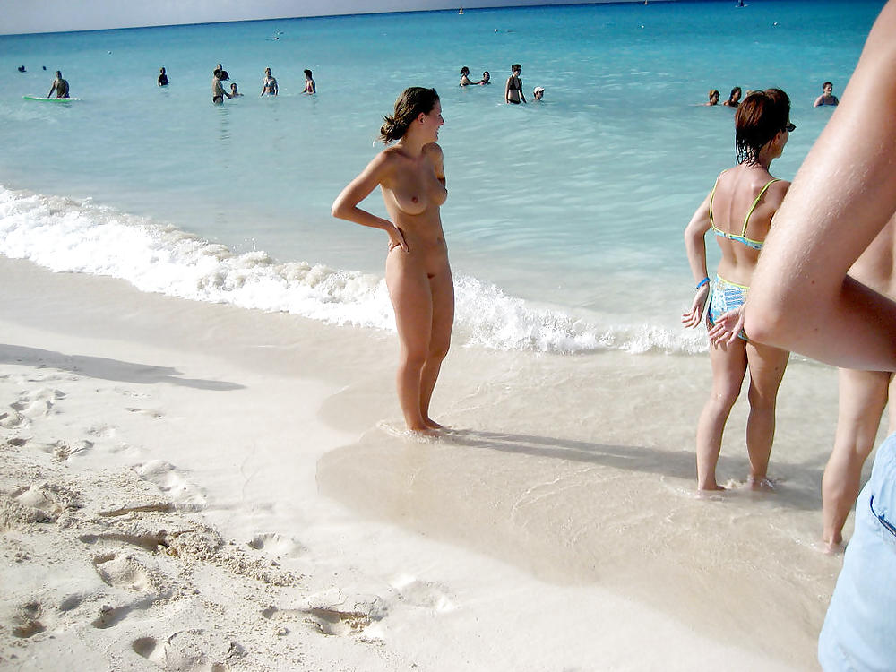Divertimento sulla spiaggia nudista
 #714396