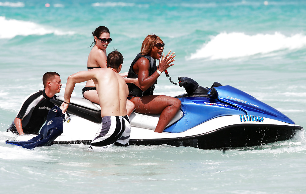 Serena williams bikini candids con amigos en miami
 #5298351