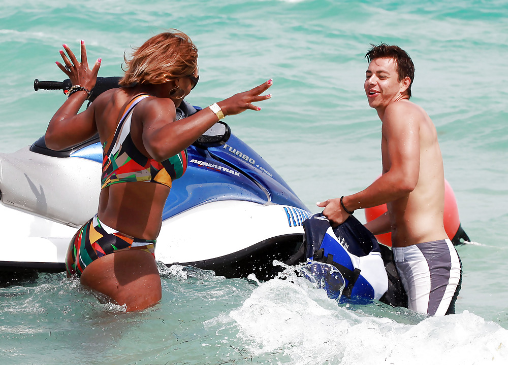 Serena williams bikini candids con amigos en miami
 #5298426