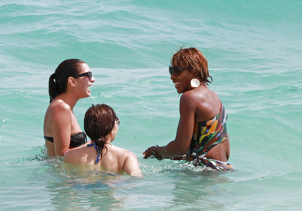 Serena williams bikini candids con amigos en miami
 #5298436