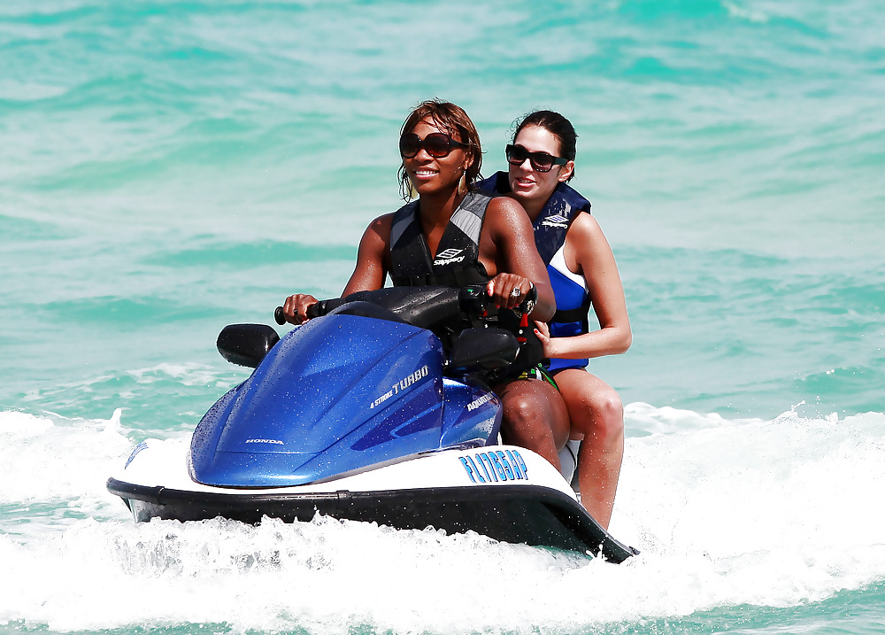 Serena Williams Bikini Candids Avec Des Amis à Miami #5298487