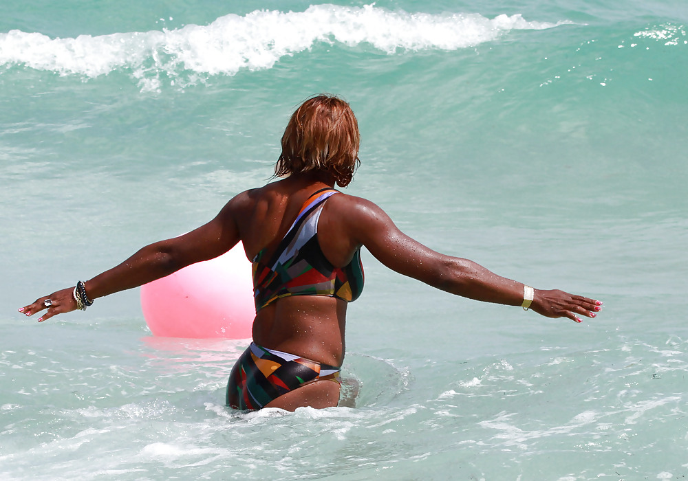Serena williams bikini candids con amigos en miami
 #5298688