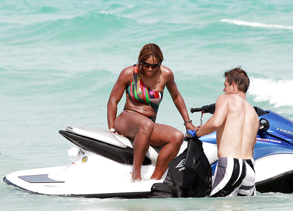 Serena williams bikini candids con amigos en miami
 #5298840