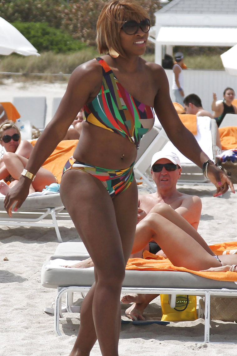 Serena williams bikini candids con amigos en miami
 #5298971