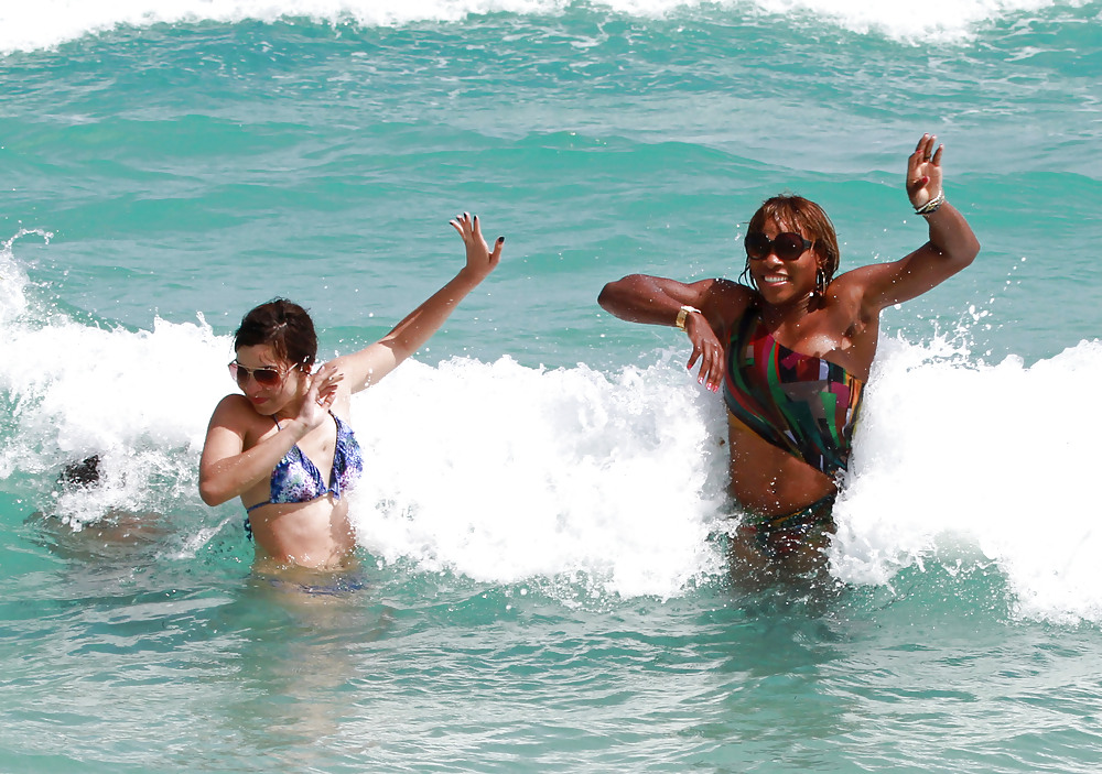 Serena williams bikini candids con amigos en miami
 #5298981