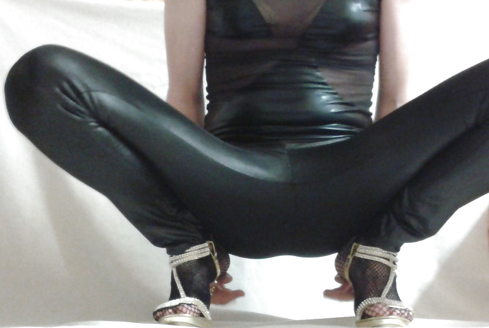 Me encantan mis leggings y mis tacones dorados
 #7721771