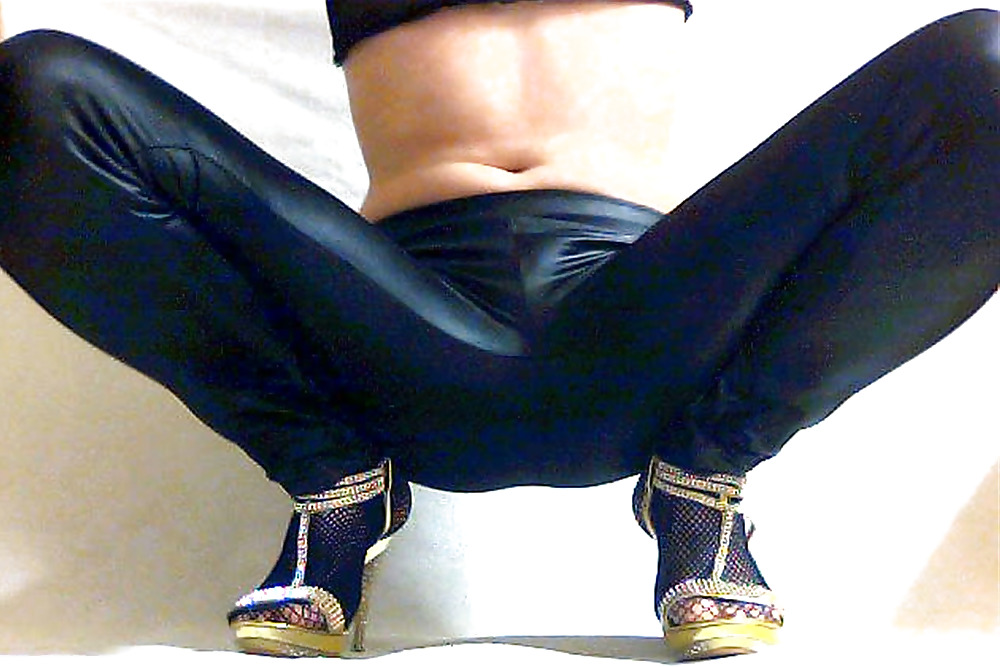 Me encantan mis leggings y mis tacones dorados
 #7721780