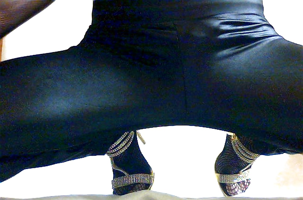 Me encantan mis leggings y mis tacones dorados
 #7721825