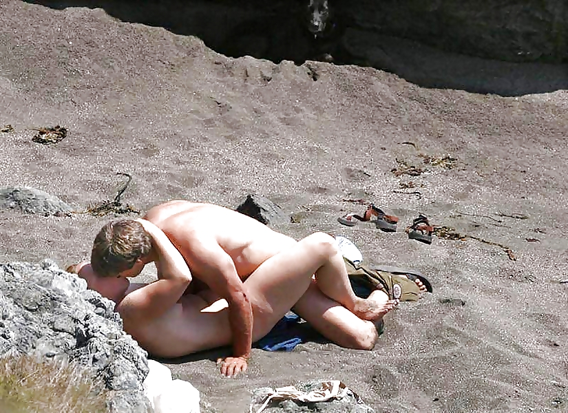 Ragazze nudiste arrapate che mostrano fighe e tette sulla spiaggia 8
 #19951123