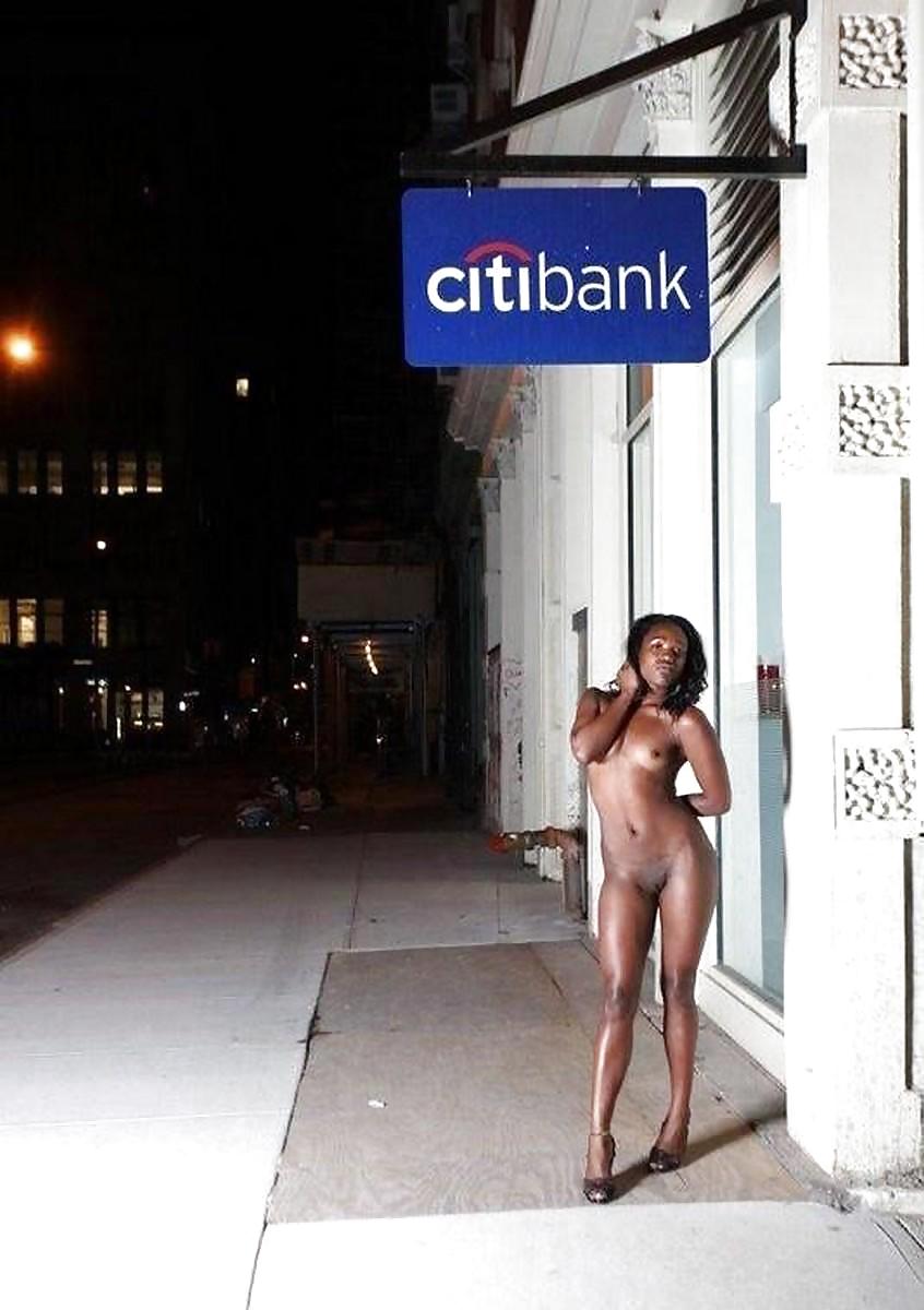 Chicas negras desnudas en público
 #9771626