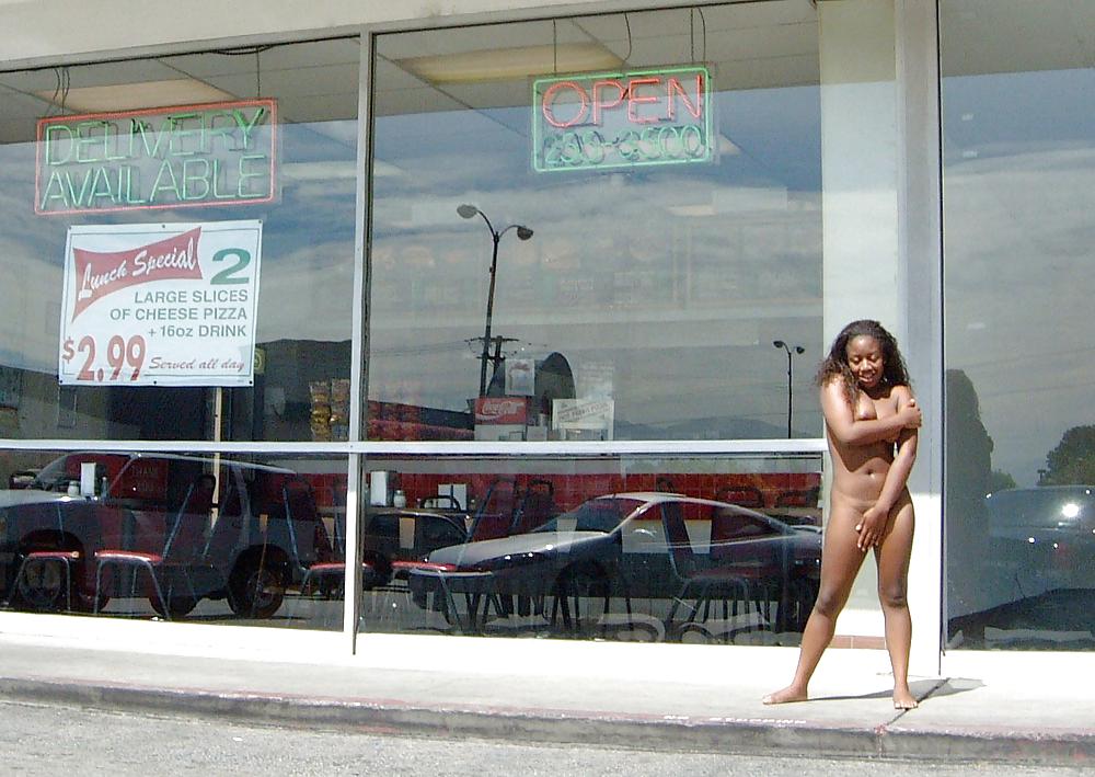 Chicas negras desnudas en público
 #9771903