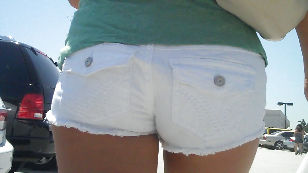Mädchen In Weißen Kurzen Cutoff Jeans Ihren Arsch & Hintern Zu Zeigen! #3714572