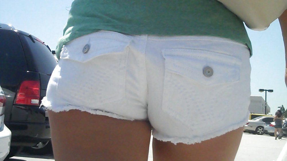 Mädchen In Weißen Kurzen Cutoff Jeans Ihren Arsch & Hintern Zu Zeigen! #3714580