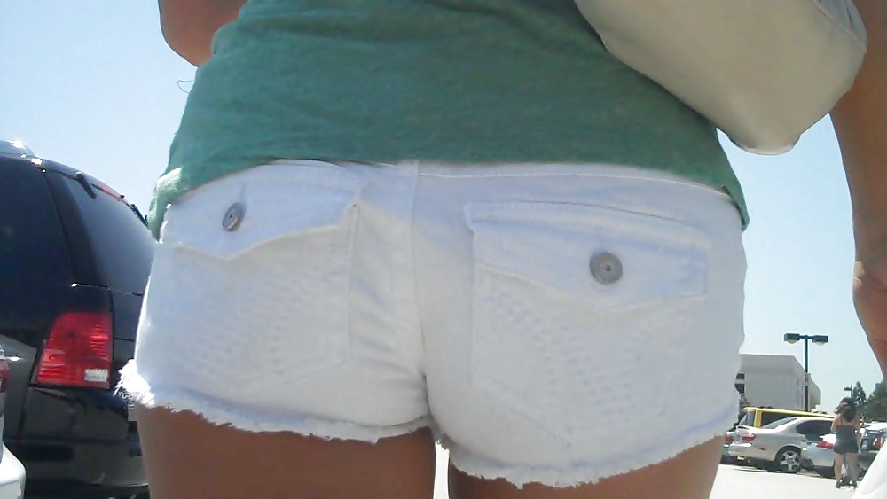 ¡Chica en blanco pantalones vaqueros cortos cortados mostrando su culo y el culo!
 #3714658