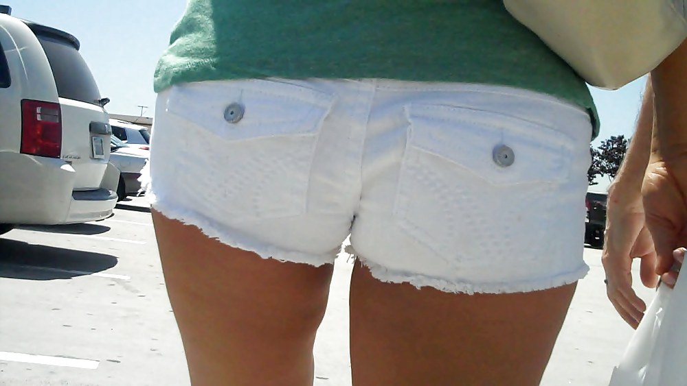Ragazza in jeans bianchi corti cutoff che mostra il suo culo & culo!
 #3714769