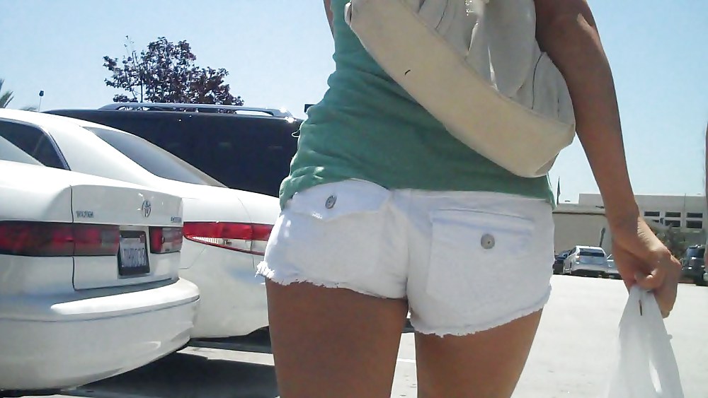 ¡Chica en blanco pantalones vaqueros cortos cortados mostrando su culo y el culo!
 #3714799