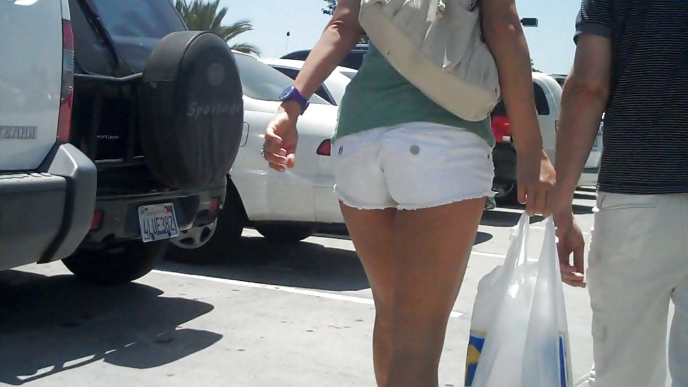 ¡Chica en blanco pantalones vaqueros cortos cortados mostrando su culo y el culo!
 #3714828