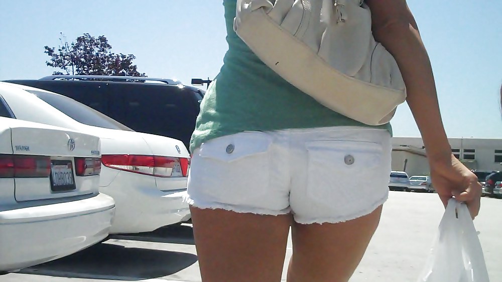 ¡Chica en blanco pantalones vaqueros cortos cortados mostrando su culo y el culo!
 #3715006