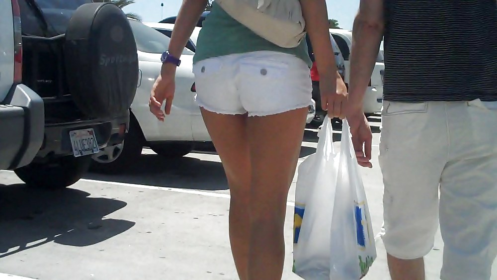 ¡Chica en blanco pantalones vaqueros cortos cortados mostrando su culo y el culo!
 #3715090