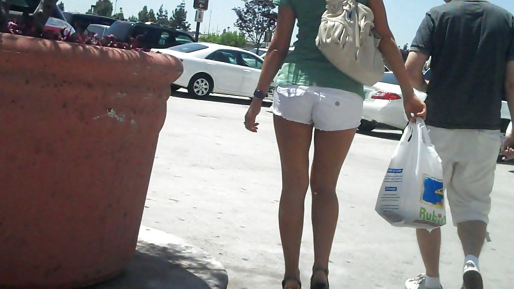 ¡Chica en blanco pantalones vaqueros cortos cortados mostrando su culo y el culo!
 #3715118