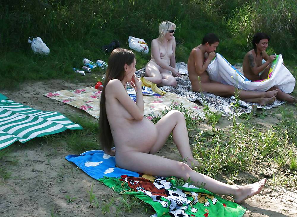 妊娠中の美女とビーチパーティ
 #10449219
