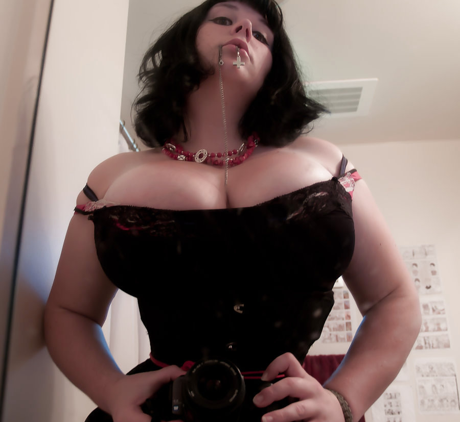 Curvy corsetted cosplayer 'underbust'
 #22170825