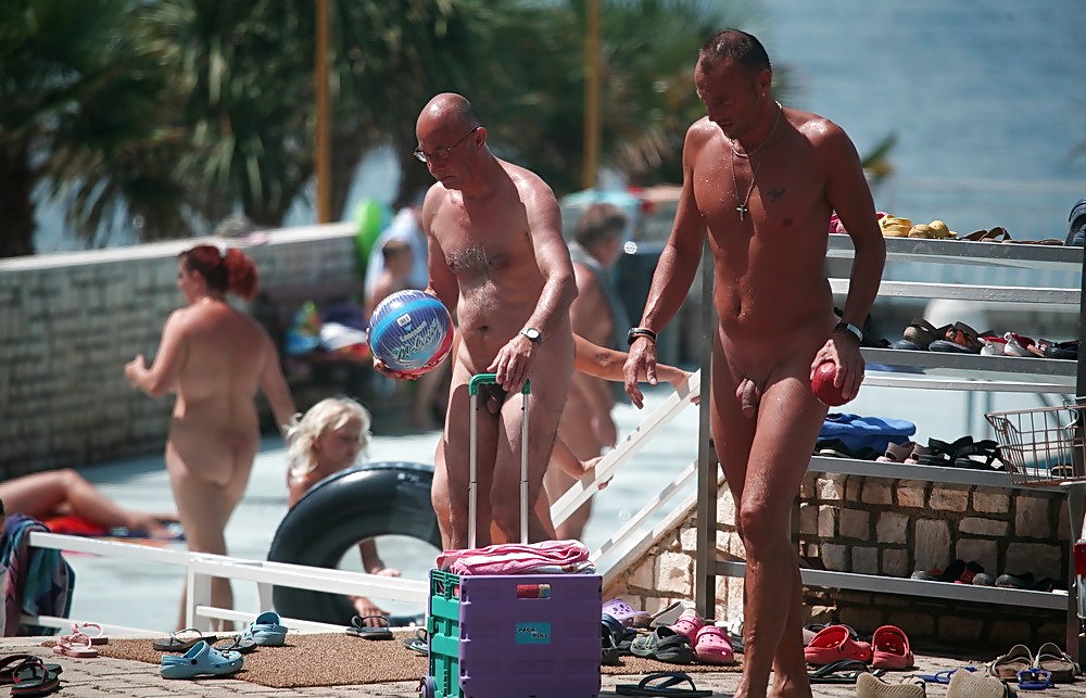 Nuda in spiaggia e piscina
 #2997844