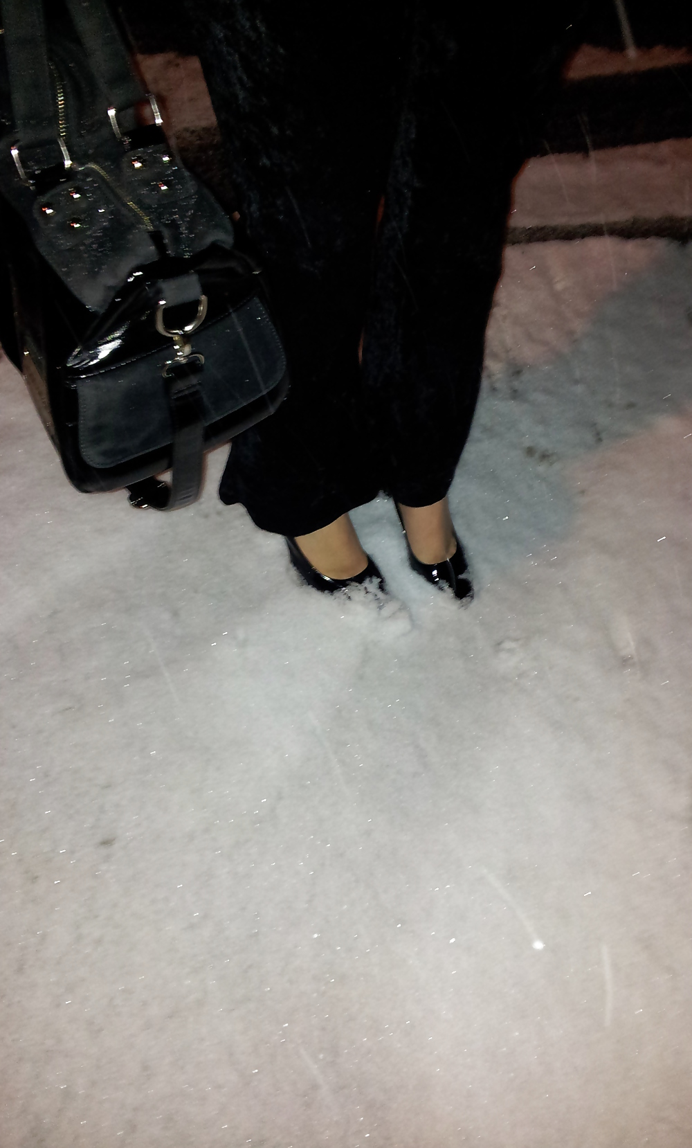 雪の中、パンストなしでヒールを履く妻!!!!
 #15112239