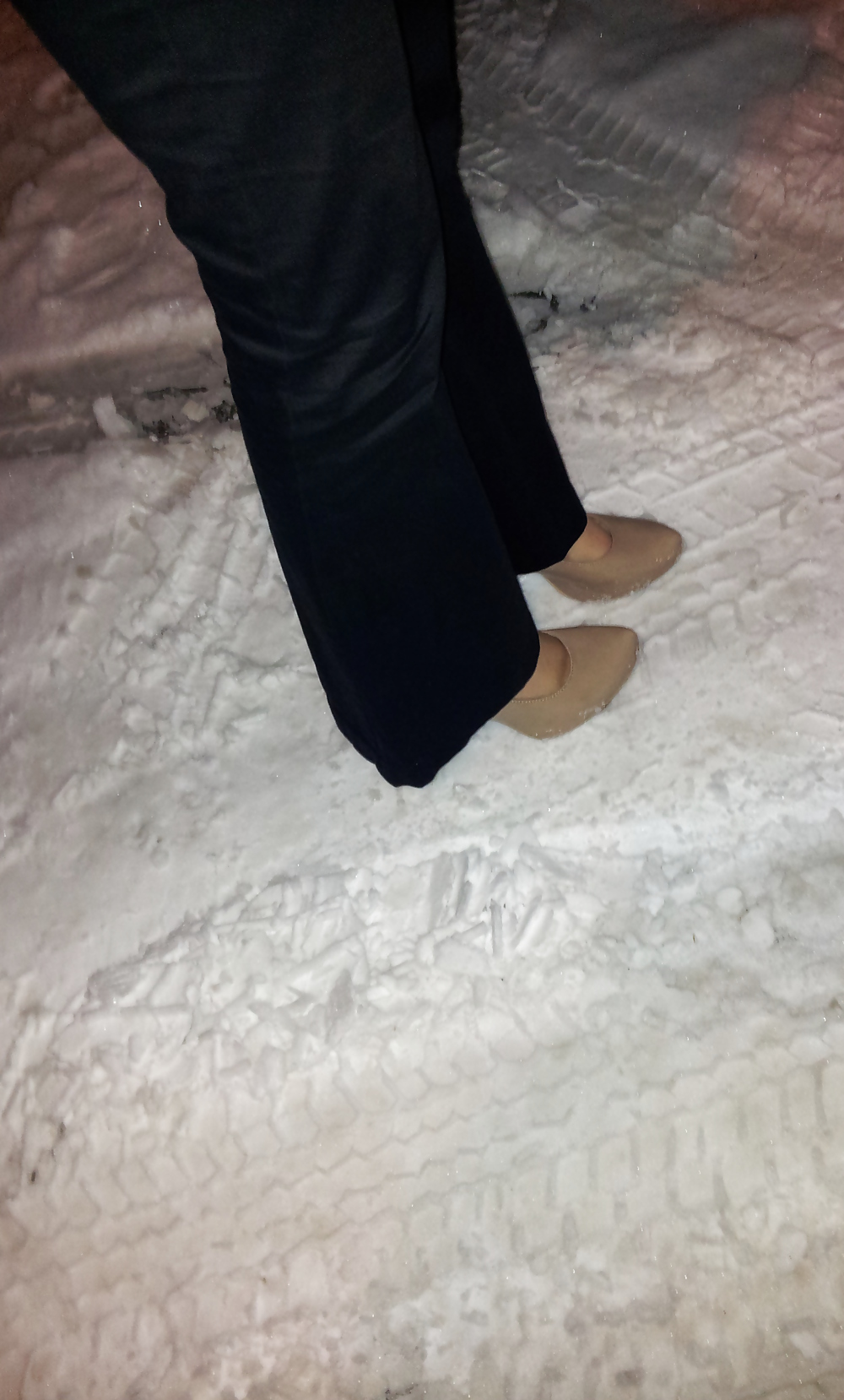 雪の中、パンストなしでヒールを履く妻!!!!
 #15112245