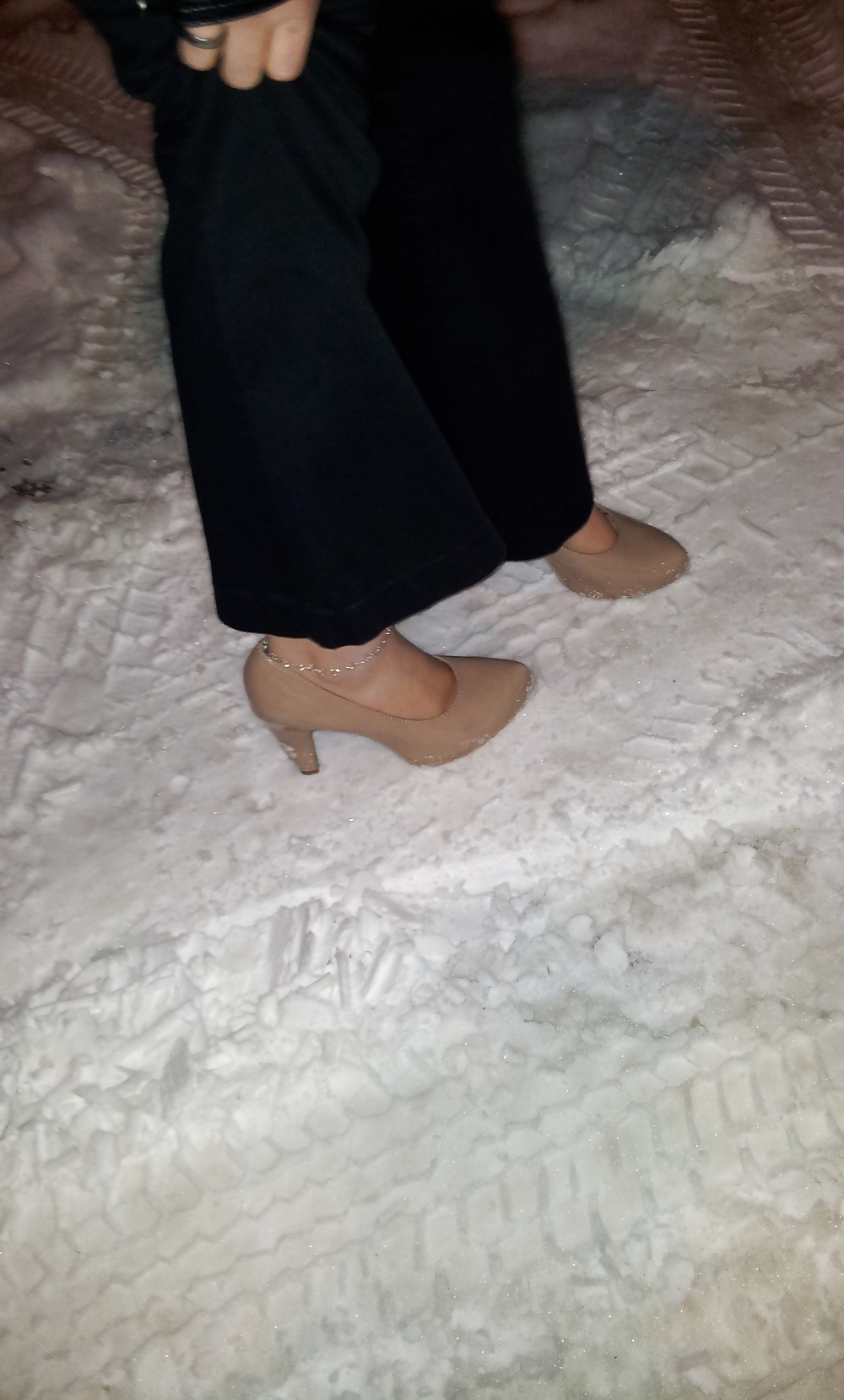 雪の中、パンストなしでヒールを履く妻!!!!
 #15112254