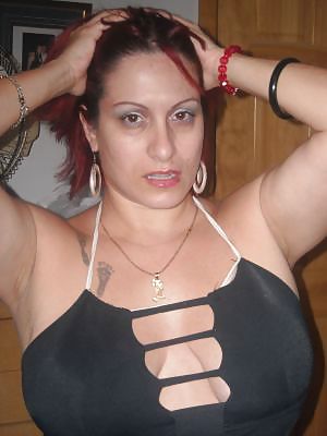 赤い頭のラティーナは、偽の乳首を持っているmilf
 #17010281