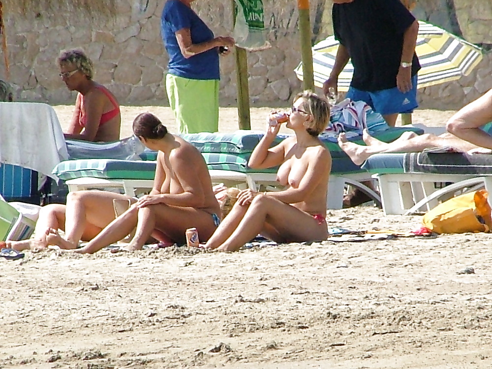 Spiaggia in topless
 #1078637