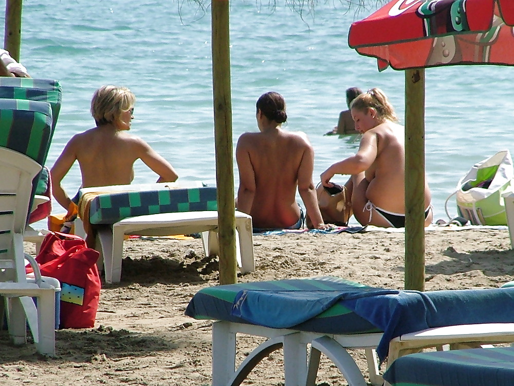 Spiaggia in topless
 #1078900