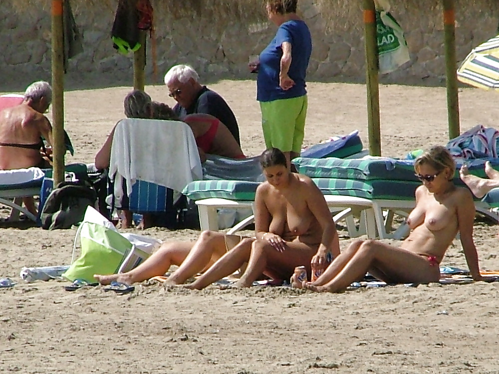 Spiaggia in topless
 #1078978