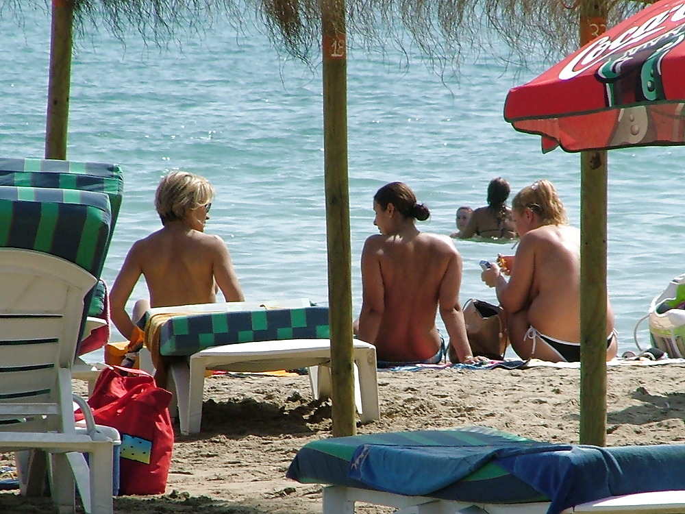 Spiaggia in topless
 #1079023