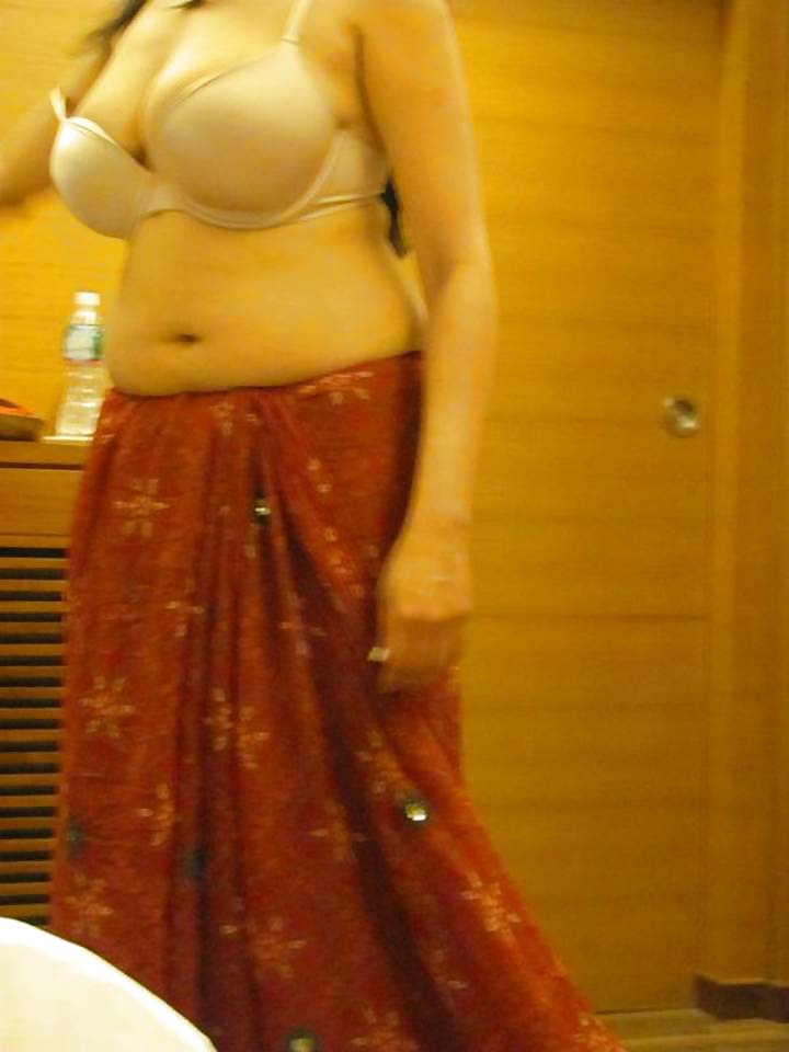 REMOVE INDIAN SARI  #3914976