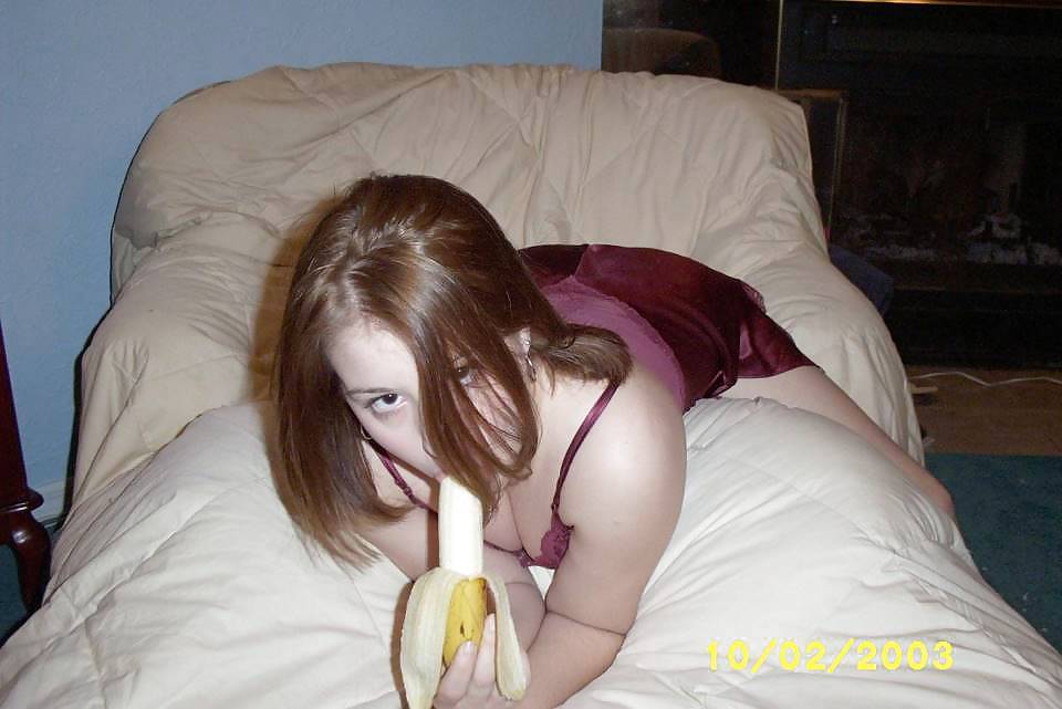 Chubby teen plays whit banana