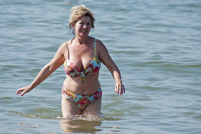 Donne mature in costume da bagno1.
 #15566450